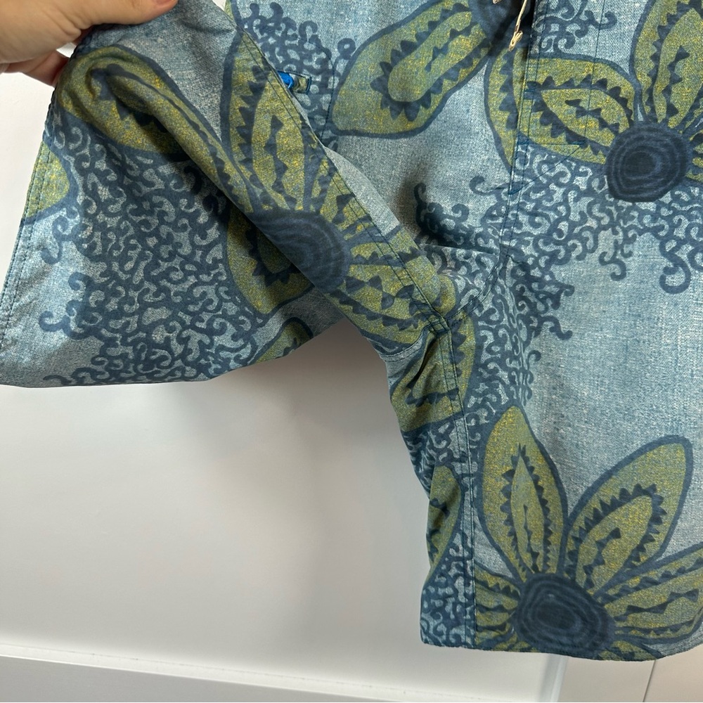 Patagonia Wavefarer Board Shorts Men’s Size 34 Blue Floral Print Zip Pocket - Picture 5 of 15